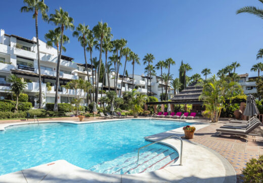 Datura 1 to przepiękny, niedawno odnowiony apartament na parterze, położony w doskonałej lokalizacji w ośrodku Puente Romano Resort na Złotej Mili w Marbelli.