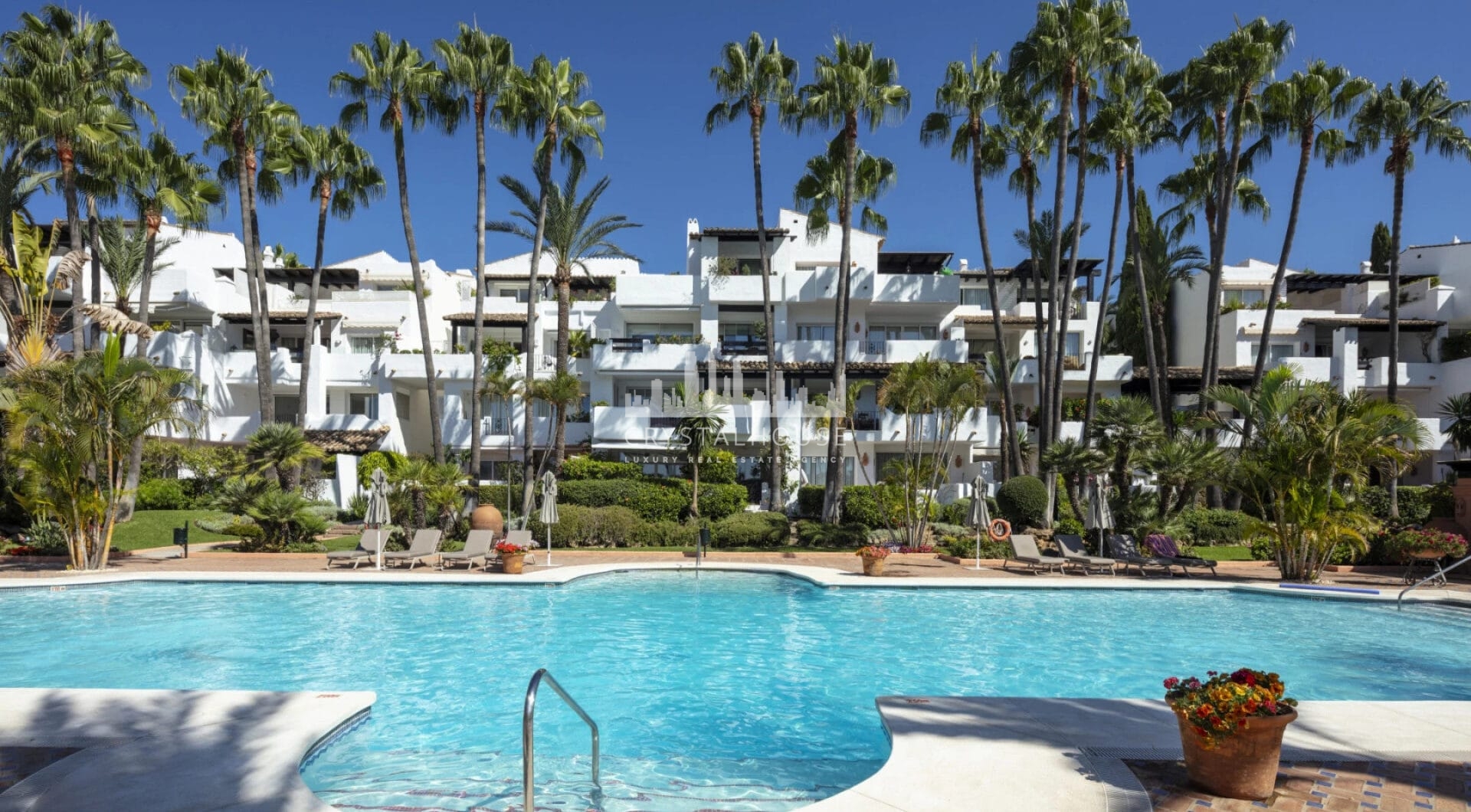 Datura 1 to przepiękny, niedawno odnowiony apartament na parterze, położony w doskonałej lokalizacji w ośrodku Puente Romano Resort na Złotej Mili w Marbelli.