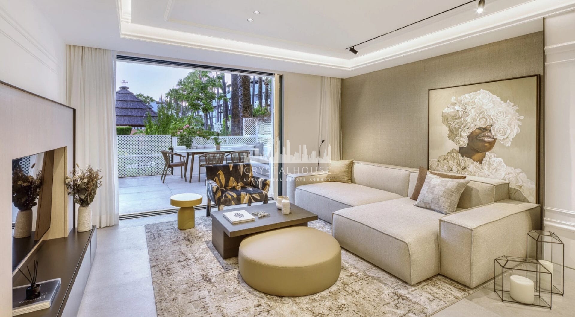 Datura 1 to przepiękny, niedawno odnowiony apartament na parterze, położony w doskonałej lokalizacji w ośrodku Puente Romano Resort na Złotej Mili w Marbelli.