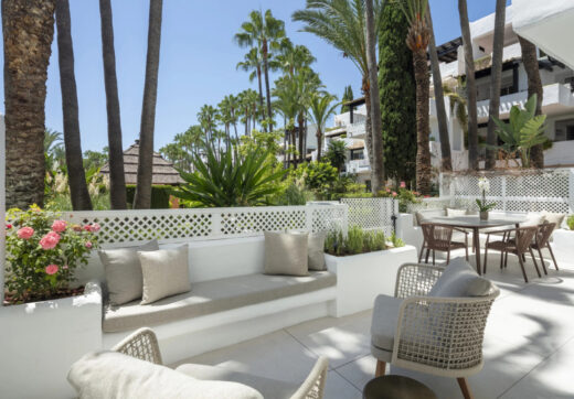 Datura 1 to przepiękny, niedawno odnowiony apartament na parterze, położony w doskonałej lokalizacji w ośrodku Puente Romano Resort na Złotej Mili w Marbelli.