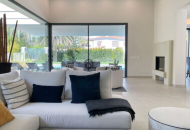 Iberis 12 to wspaniały, nowoczesny apartament z widokiem na morze w ekskluzywnej enklawie kurortu Puente Romano na Złotej Mili w Marbelli.