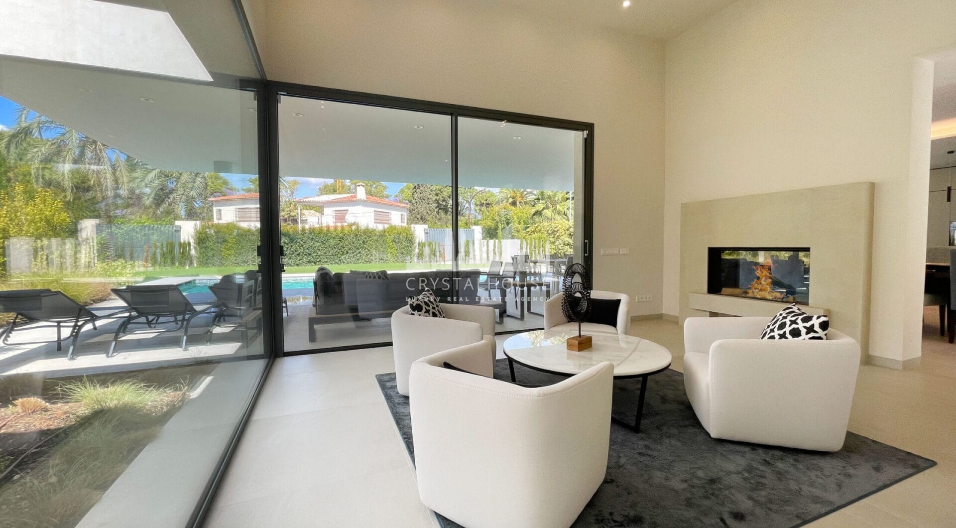 Iberis 12 to wspaniały, nowoczesny apartament z widokiem na morze w ekskluzywnej enklawie kurortu Puente Romano na Złotej Mili w Marbelli.