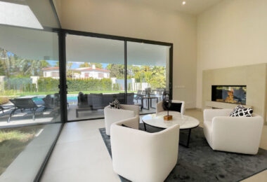 Iberis 12 to wspaniały, nowoczesny apartament z widokiem na morze w ekskluzywnej enklawie kurortu Puente Romano na Złotej Mili w Marbelli.