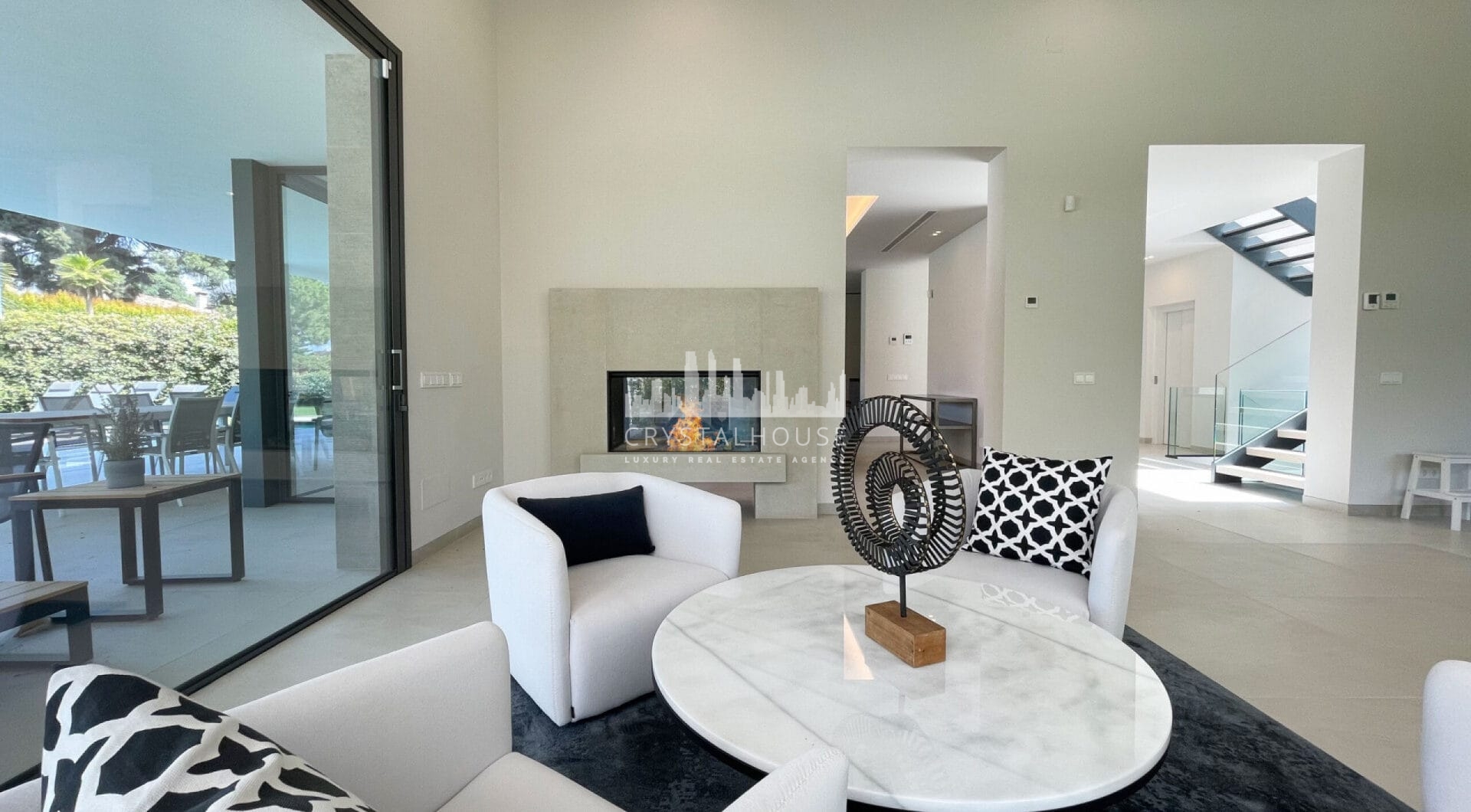 Iberis 12 to wspaniały, nowoczesny apartament z widokiem na morze w ekskluzywnej enklawie kurortu Puente Romano na Złotej Mili w Marbelli.