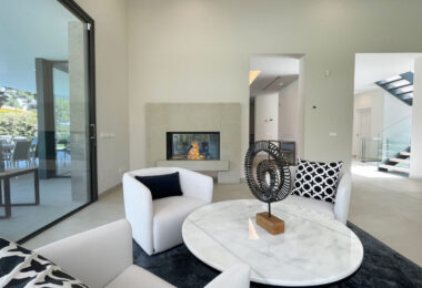 Iberis 12 to wspaniały, nowoczesny apartament z widokiem na morze w ekskluzywnej enklawie kurortu Puente Romano na Złotej Mili w Marbelli.