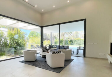 Iberis 12 to wspaniały, nowoczesny apartament z widokiem na morze w ekskluzywnej enklawie kurortu Puente Romano na Złotej Mili w Marbelli.