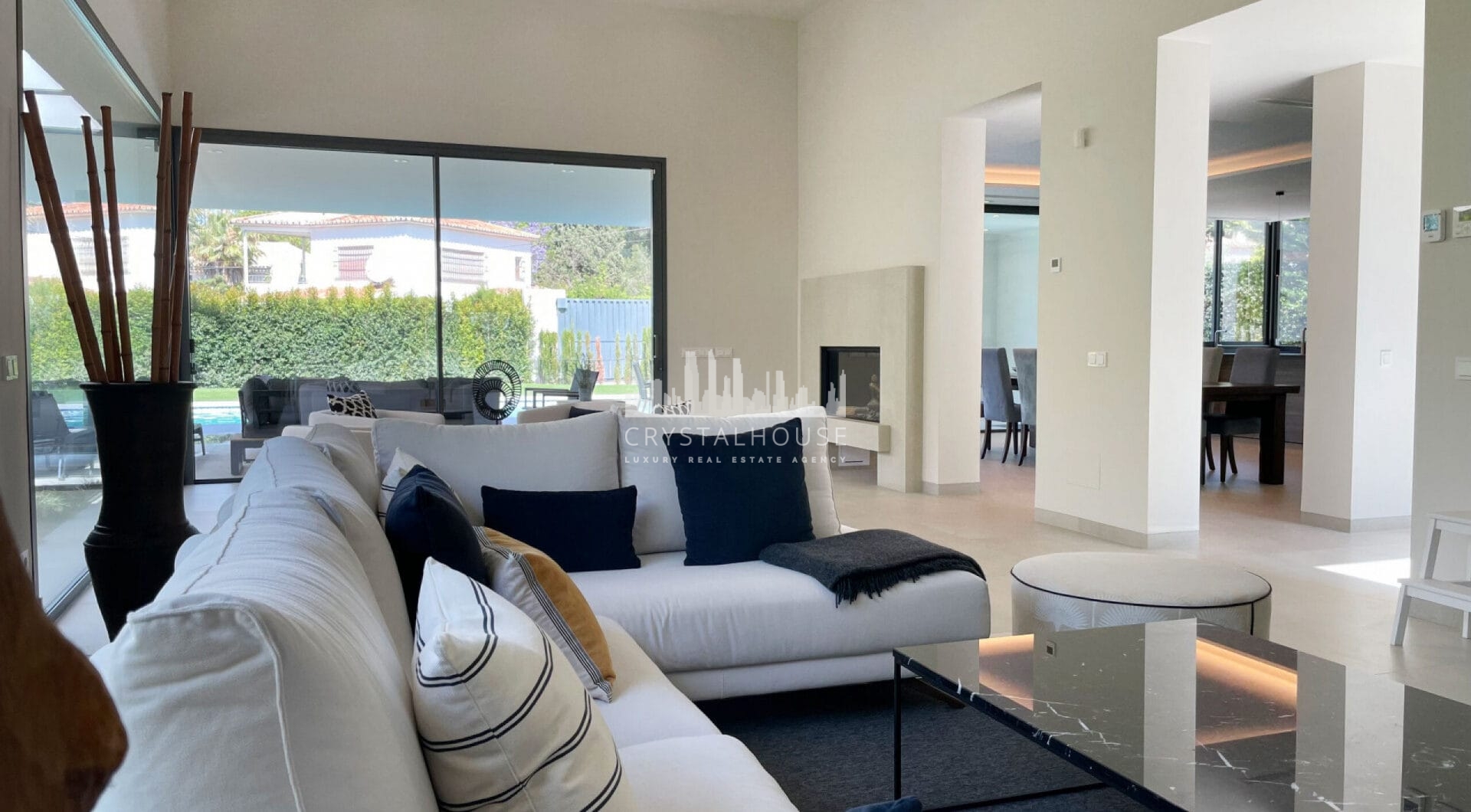 Iberis 12 to wspaniały, nowoczesny apartament z widokiem na morze w ekskluzywnej enklawie kurortu Puente Romano na Złotej Mili w Marbelli.