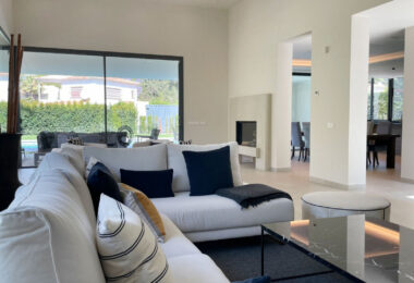 Iberis 12 to wspaniały, nowoczesny apartament z widokiem na morze w ekskluzywnej enklawie kurortu Puente Romano na Złotej Mili w Marbelli.