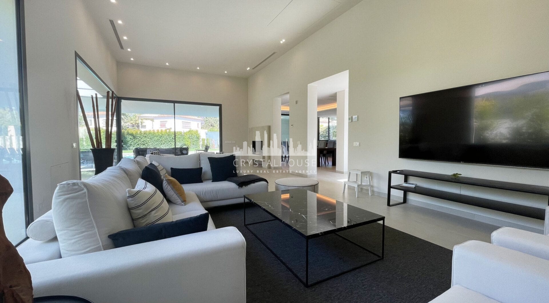 Iberis 12 to wspaniały, nowoczesny apartament z widokiem na morze w ekskluzywnej enklawie kurortu Puente Romano na Złotej Mili w Marbelli.