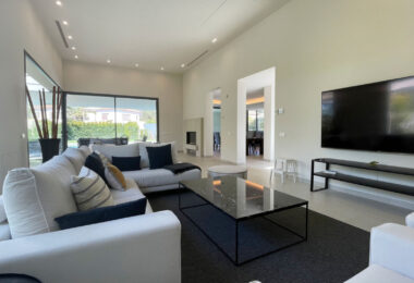 Iberis 12 to wspaniały, nowoczesny apartament z widokiem na morze w ekskluzywnej enklawie kurortu Puente Romano na Złotej Mili w Marbelli.