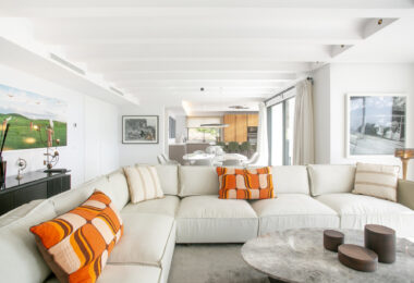 Położona przy prestiżowej Golden Mile w Marbelli, ta pięknie odnowiona willa oferuje luksus, prywatność i zrównoważony rozwój w jednej z najbardziej poszukiwanych lokalizacji w okolicy.