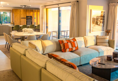 Położona przy prestiżowej Golden Mile w Marbelli, ta pięknie odnowiona willa oferuje luksus, prywatność i zrównoważony rozwój w jednej z najbardziej poszukiwanych lokalizacji w okolicy.