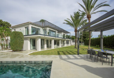 Położona przy prestiżowej Golden Mile w Marbelli, ta pięknie odnowiona willa oferuje luksus, prywatność i zrównoważony rozwój w jednej z najbardziej poszukiwanych lokalizacji w okolicy.