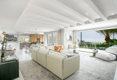 Położona przy prestiżowej Golden Mile w Marbelli, ta pięknie odnowiona willa oferuje luksus, prywatność i zrównoważony rozwój w jednej z najbardziej poszukiwanych lokalizacji w okolicy.