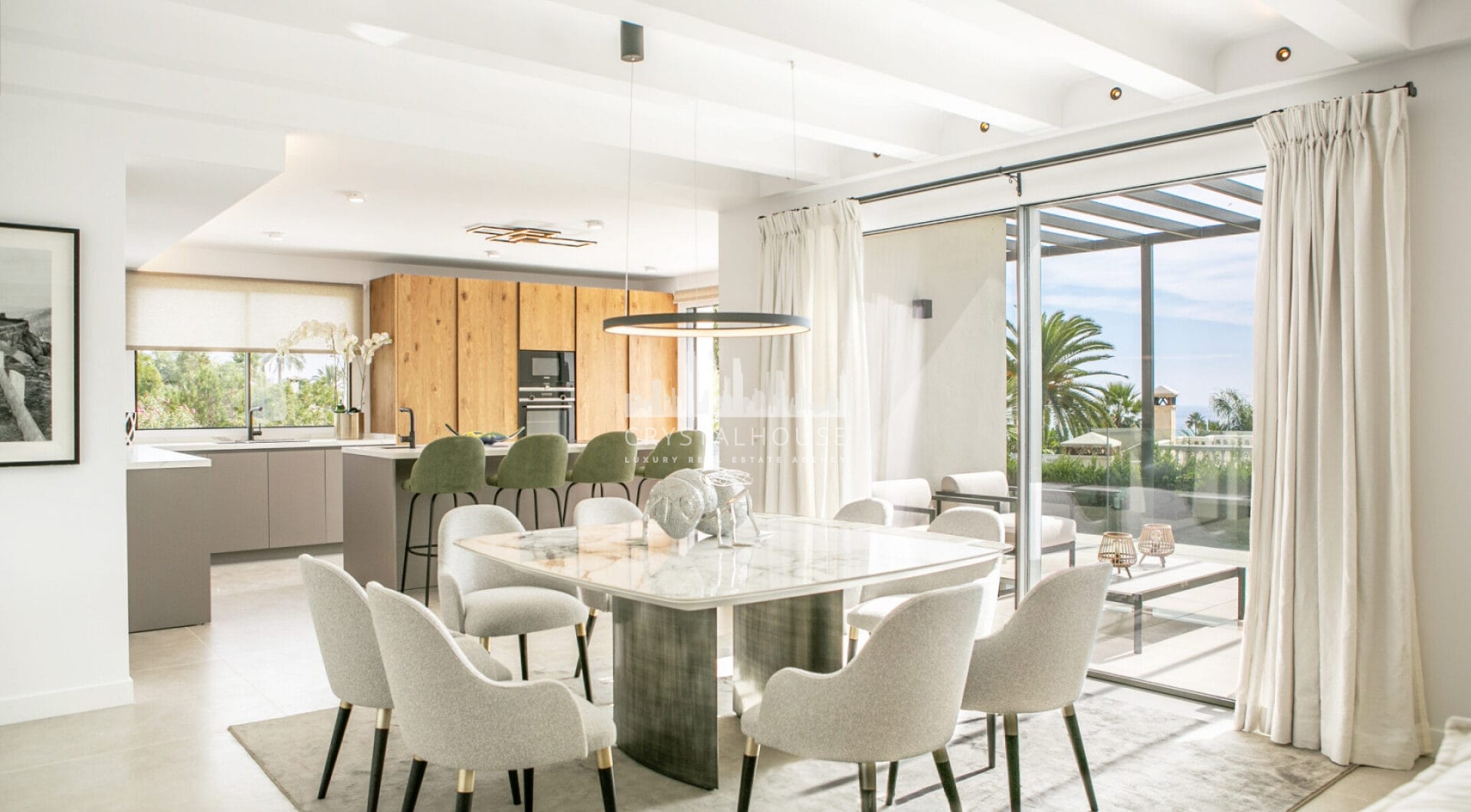 Położona przy prestiżowej Golden Mile w Marbelli, ta pięknie odnowiona willa oferuje luksus, prywatność i zrównoważony rozwój w jednej z najbardziej poszukiwanych lokalizacji w okolicy.