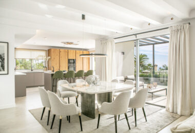 Położona przy prestiżowej Golden Mile w Marbelli, ta pięknie odnowiona willa oferuje luksus, prywatność i zrównoważony rozwój w jednej z najbardziej poszukiwanych lokalizacji w okolicy.