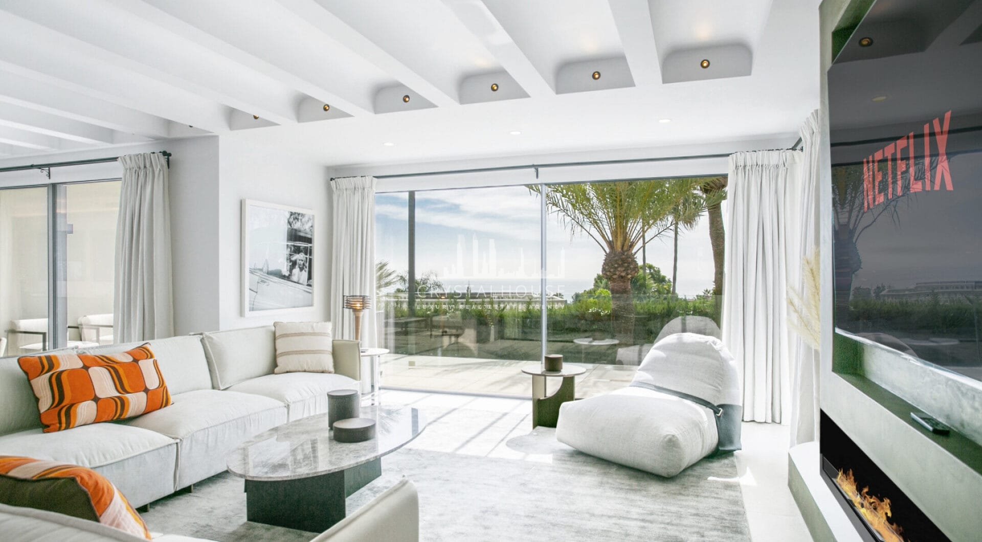 Położona przy prestiżowej Golden Mile w Marbelli, ta pięknie odnowiona willa oferuje luksus, prywatność i zrównoważony rozwój w jednej z najbardziej poszukiwanych lokalizacji w okolicy.