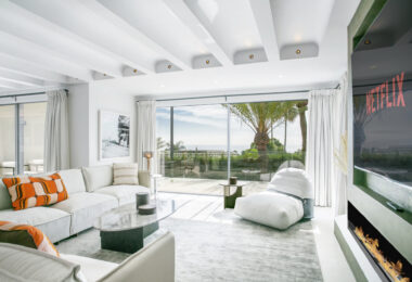 Położona przy prestiżowej Golden Mile w Marbelli, ta pięknie odnowiona willa oferuje luksus, prywatność i zrównoważony rozwój w jednej z najbardziej poszukiwanych lokalizacji w okolicy.