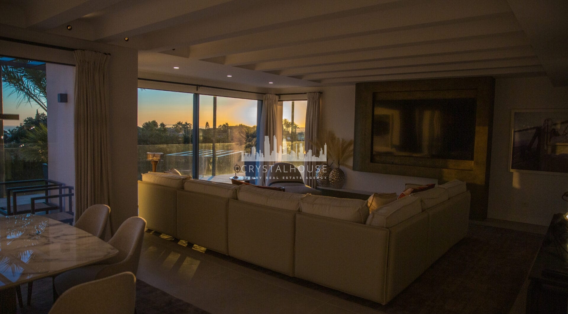 Położona przy prestiżowej Golden Mile w Marbelli, ta pięknie odnowiona willa oferuje luksus, prywatność i zrównoważony rozwój w jednej z najbardziej poszukiwanych lokalizacji w okolicy.