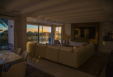 Położona przy prestiżowej Golden Mile w Marbelli, ta pięknie odnowiona willa oferuje luksus, prywatność i zrównoważony rozwój w jednej z najbardziej poszukiwanych lokalizacji w okolicy.