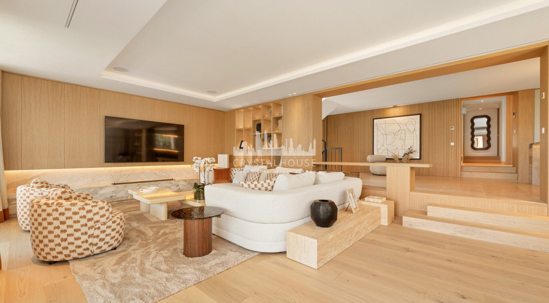 Villa Salina, położona w prestiżowej enklawie Nueva Andalucía, to uderzająca rezydencja z pięcioma sypialniami, skrupulatnie zaprojektowana przez uznane GC Studio.