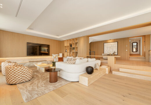 Villa Salina, położona w prestiżowej enklawie Nueva Andalucía, to uderzająca rezydencja z pięcioma sypialniami, skrupulatnie zaprojektowana przez uznane GC Studio.