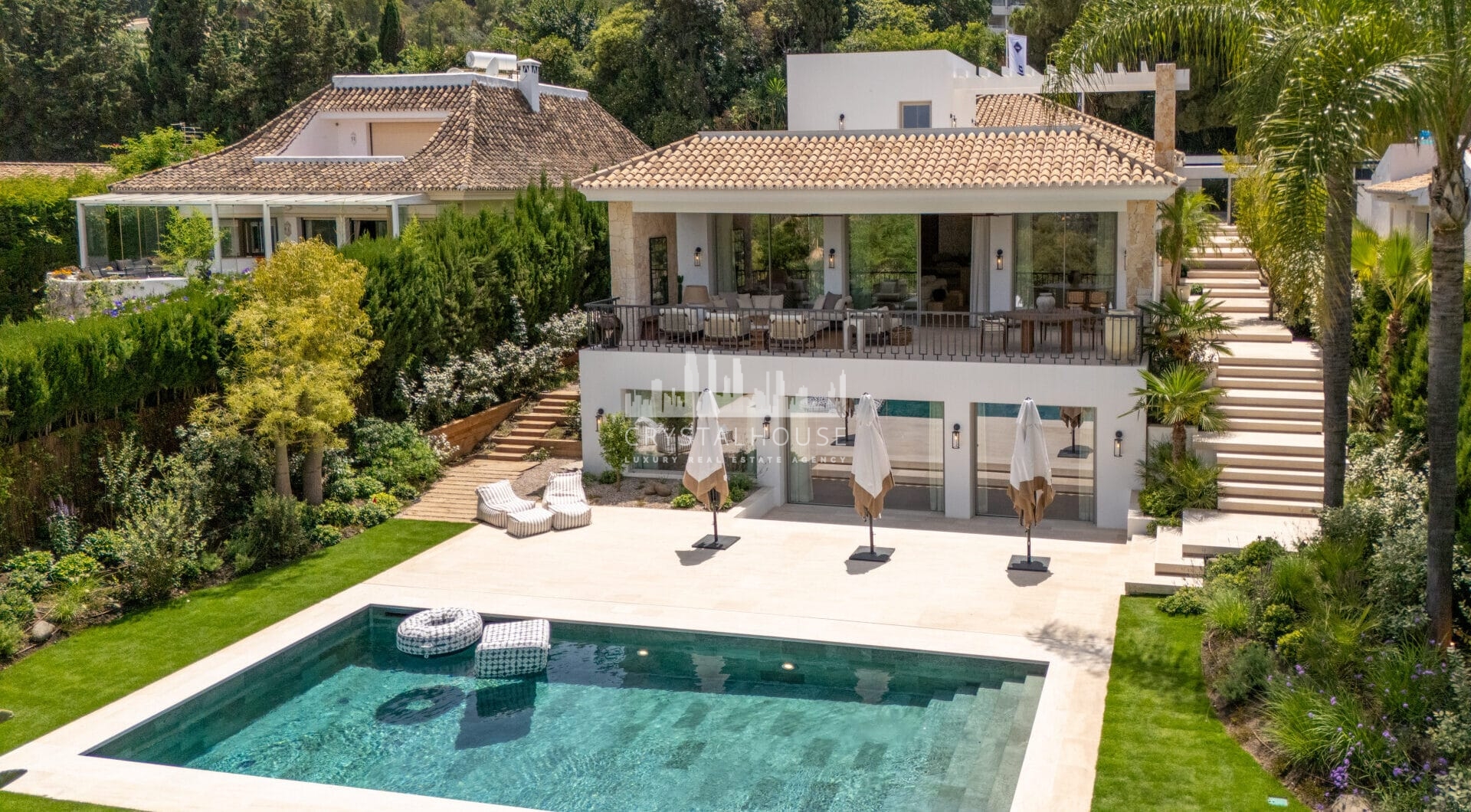 Villa Salina, położona w prestiżowej enklawie Nueva Andalucía, to uderzająca rezydencja z pięcioma sypialniami, skrupulatnie zaprojektowana przez uznane GC Studio.