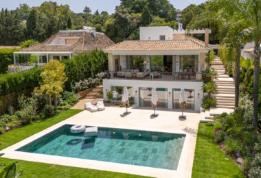 Villa Salina, położona w prestiżowej enklawie Nueva Andalucía, to uderzająca rezydencja z pięcioma sypialniami, skrupulatnie zaprojektowana przez uznane GC Studio.