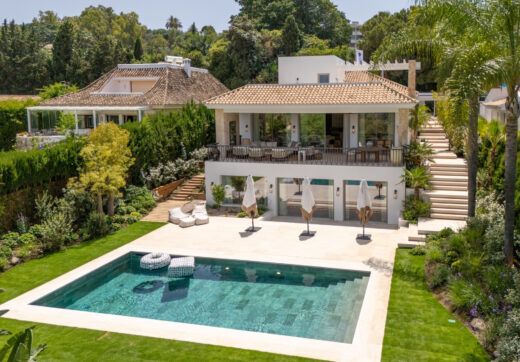 Villa Salina, położona w prestiżowej enklawie Nueva Andalucía, to uderzająca rezydencja z pięcioma sypialniami, skrupulatnie zaprojektowana przez uznane GC Studio.