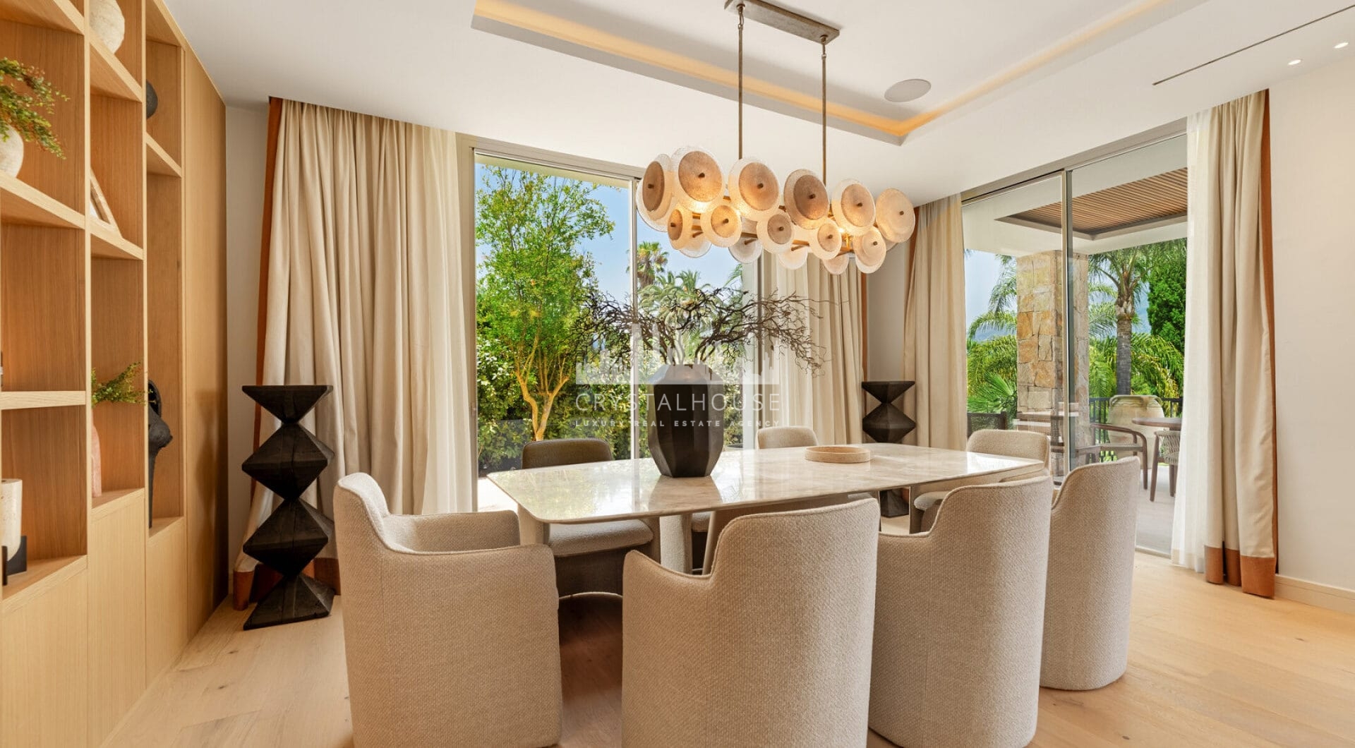 Villa Salina, położona w prestiżowej enklawie Nueva Andalucía, to uderzająca rezydencja z pięcioma sypialniami, skrupulatnie zaprojektowana przez uznane GC Studio.