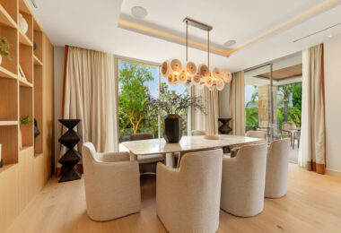 Villa Salina, położona w prestiżowej enklawie Nueva Andalucía, to uderzająca rezydencja z pięcioma sypialniami, skrupulatnie zaprojektowana przez uznane GC Studio.