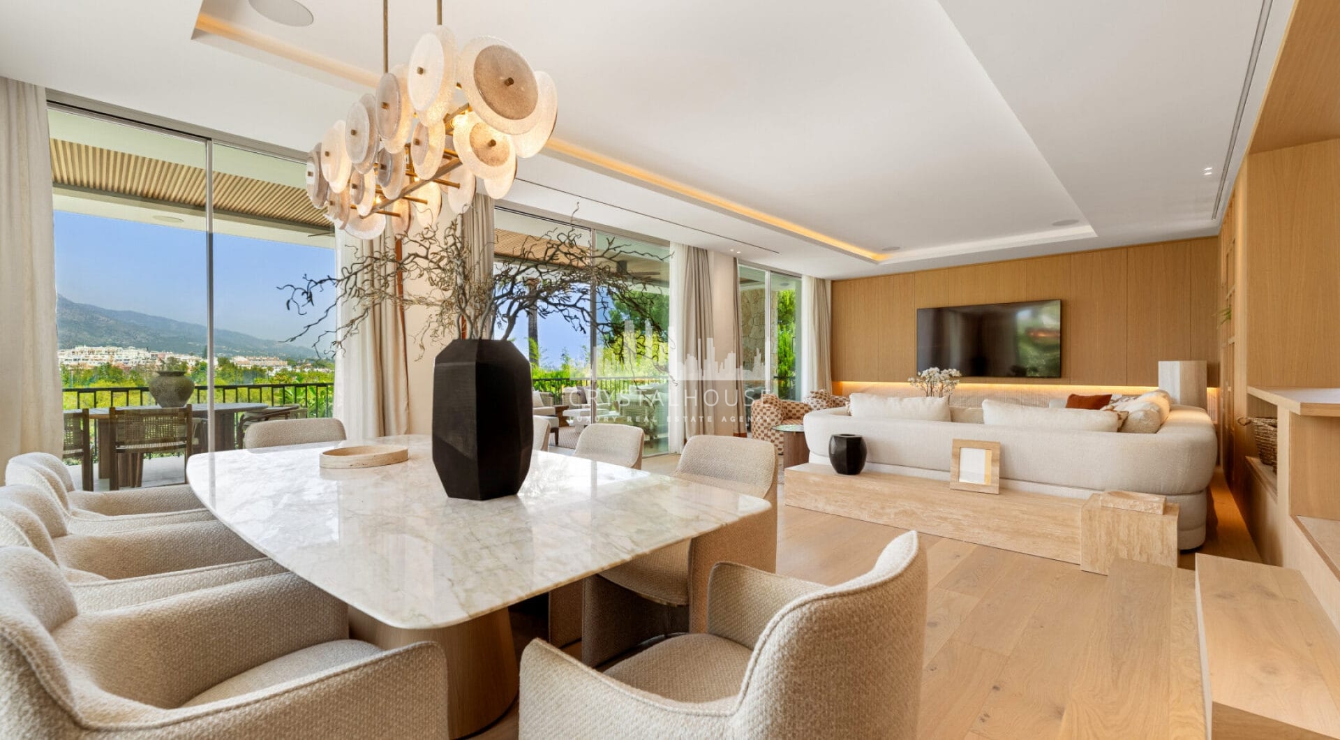 Villa Salina, położona w prestiżowej enklawie Nueva Andalucía, to uderzająca rezydencja z pięcioma sypialniami, skrupulatnie zaprojektowana przez uznane GC Studio.