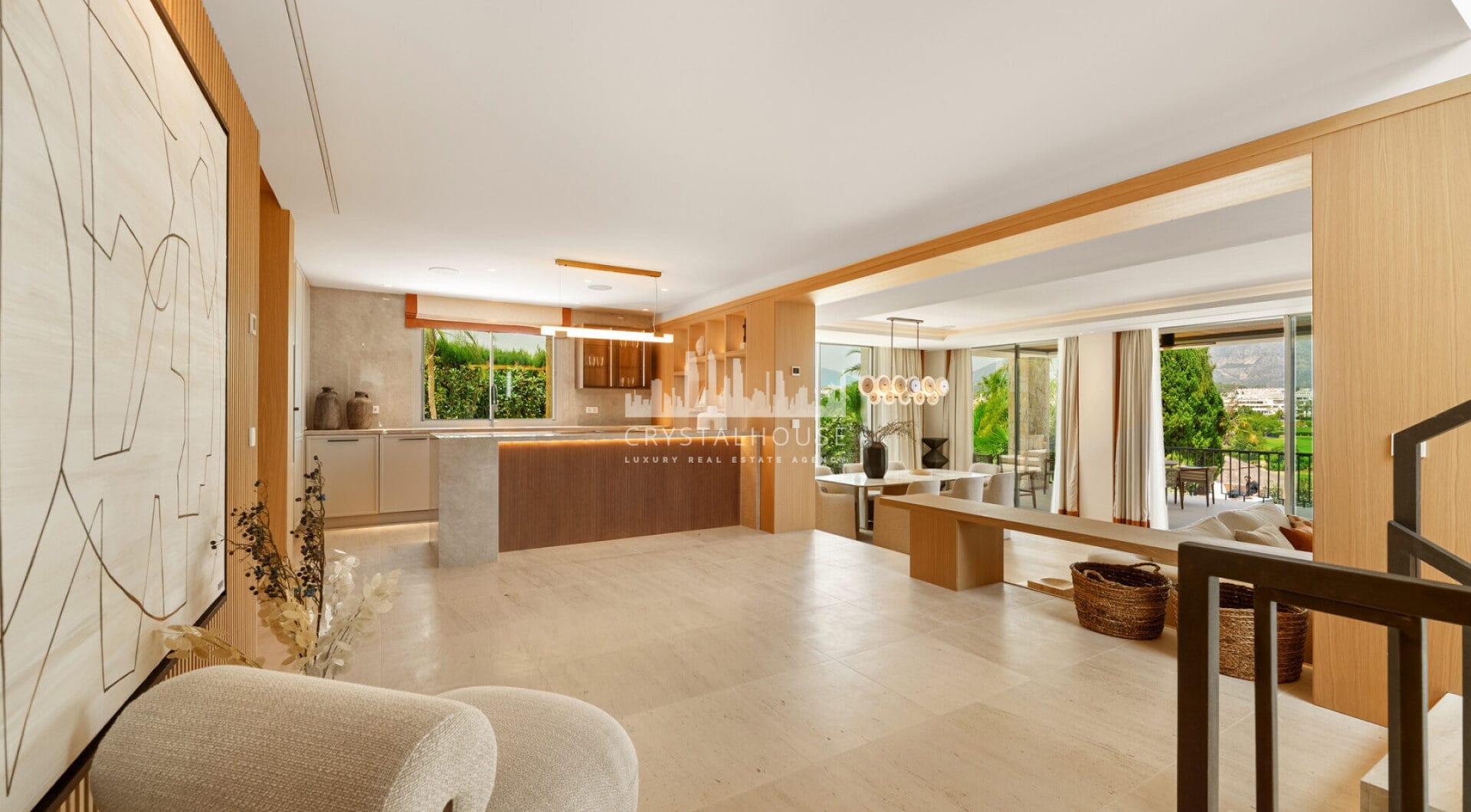 Villa Salina, położona w prestiżowej enklawie Nueva Andalucía, to uderzająca rezydencja z pięcioma sypialniami, skrupulatnie zaprojektowana przez uznane GC Studio.