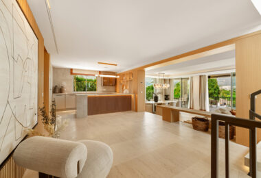 Villa Salina, położona w prestiżowej enklawie Nueva Andalucía, to uderzająca rezydencja z pięcioma sypialniami, skrupulatnie zaprojektowana przez uznane GC Studio.