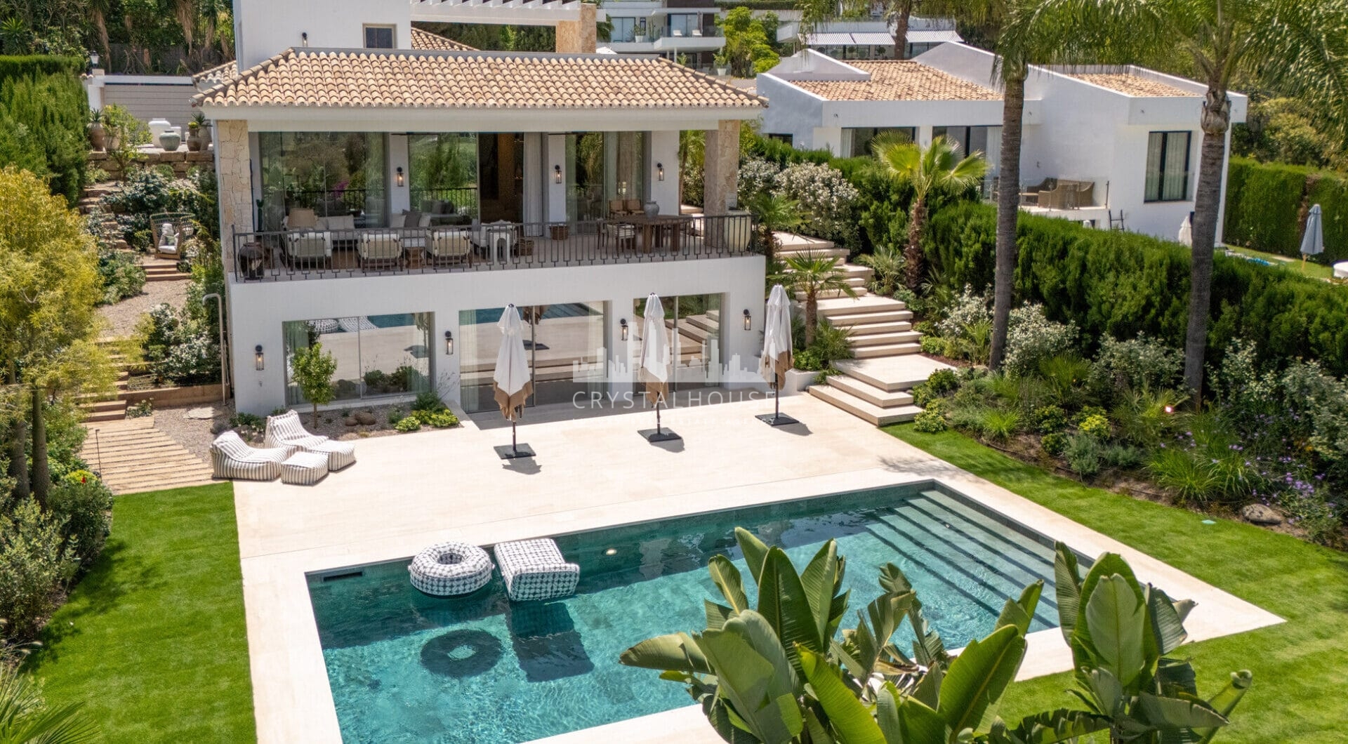 Villa Salina, położona w prestiżowej enklawie Nueva Andalucía, to uderzająca rezydencja z pięcioma sypialniami, skrupulatnie zaprojektowana przez uznane GC Studio.