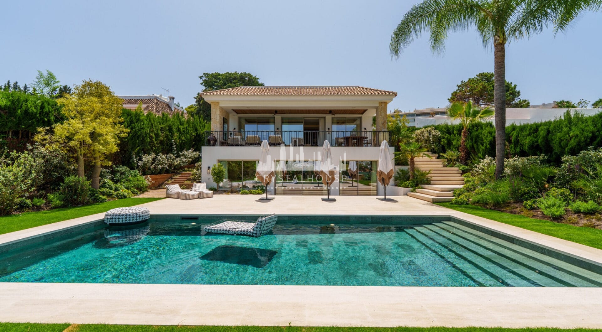 Villa Salina, położona w prestiżowej enklawie Nueva Andalucía, to uderzająca rezydencja z pięcioma sypialniami, skrupulatnie zaprojektowana przez uznane GC Studio.