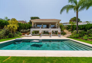 Villa Salina, położona w prestiżowej enklawie Nueva Andalucía, to uderzająca rezydencja z pięcioma sypialniami, skrupulatnie zaprojektowana przez uznane GC Studio.