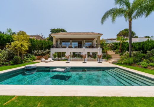 Villa Salina, położona w prestiżowej enklawie Nueva Andalucía, to uderzająca rezydencja z pięcioma sypialniami, skrupulatnie zaprojektowana przez uznane GC Studio.