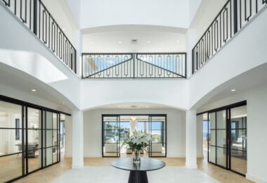 Villa Almira to oszałamiająca nieruchomość, która oferuje zapierające dech w piersiach panoramiczne widoki na Morze Śródziemne, górę La Concha i okolicę.