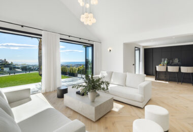 Villa Almira to oszałamiająca nieruchomość, która oferuje zapierające dech w piersiach panoramiczne widoki na Morze Śródziemne, górę La Concha i okolicę.