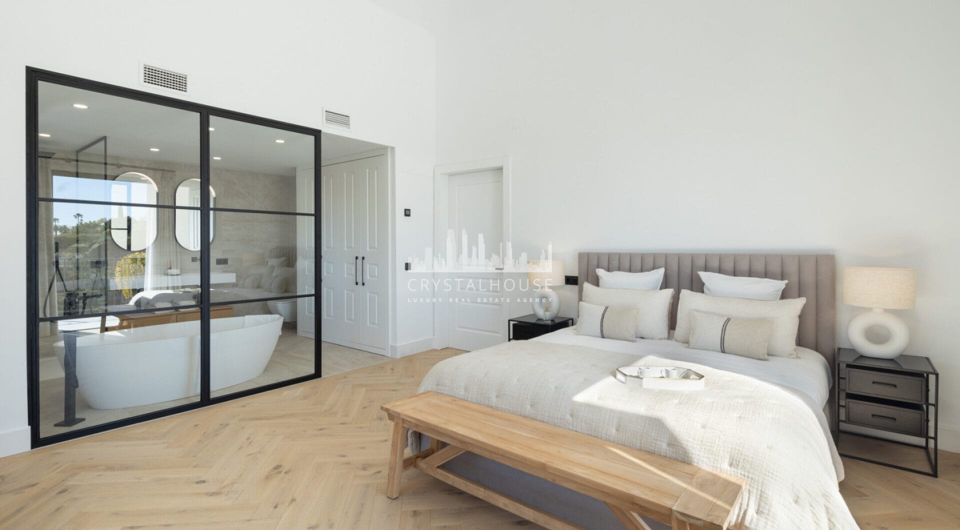 Villa Almira to oszałamiająca nieruchomość, która oferuje zapierające dech w piersiach panoramiczne widoki na Morze Śródziemne, górę La Concha i okolicę.