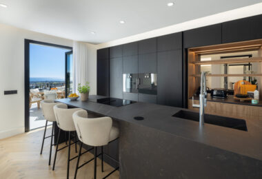 Villa Almira to oszałamiająca nieruchomość, która oferuje zapierające dech w piersiach panoramiczne widoki na Morze Śródziemne, górę La Concha i okolicę.