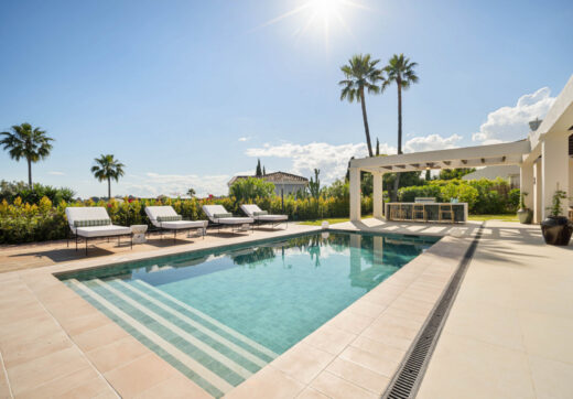 Witamy w Casa Olivo, pięknie odnowionej jednopoziomowej willi położonej w samym sercu Nueva Andalucía, zaledwie kilka minut od słynnego pola golfowego Los Naranjos.