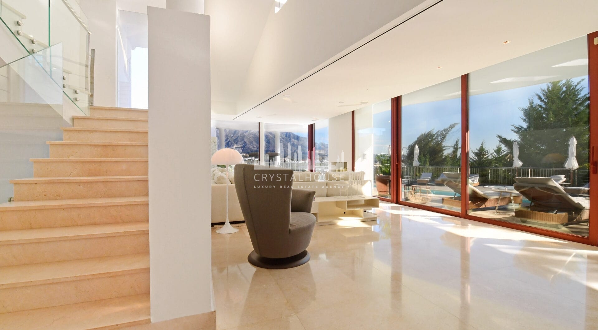 Współczesna willa z prywatnym basenem i ogrodem w Los Naranjos