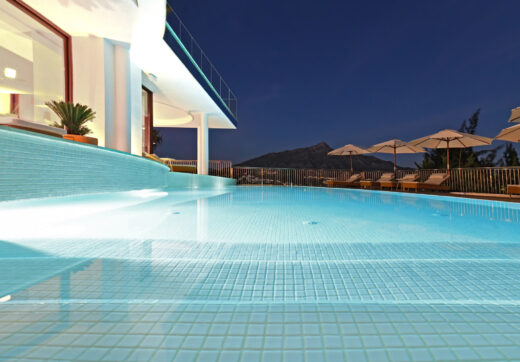 Współczesna willa z prywatnym basenem i ogrodem w Los Naranjos