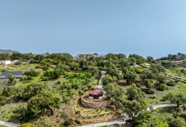 Zachwycająca willa z 7 sypialniami, panoramicznym widokiem na morze, prywatnym basenem i rozległą, 5-hektarową posiadłością w La Mairena