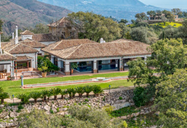 Zachwycająca willa z 7 sypialniami, panoramicznym widokiem na morze, prywatnym basenem i rozległą, 5-hektarową posiadłością w La Mairena
