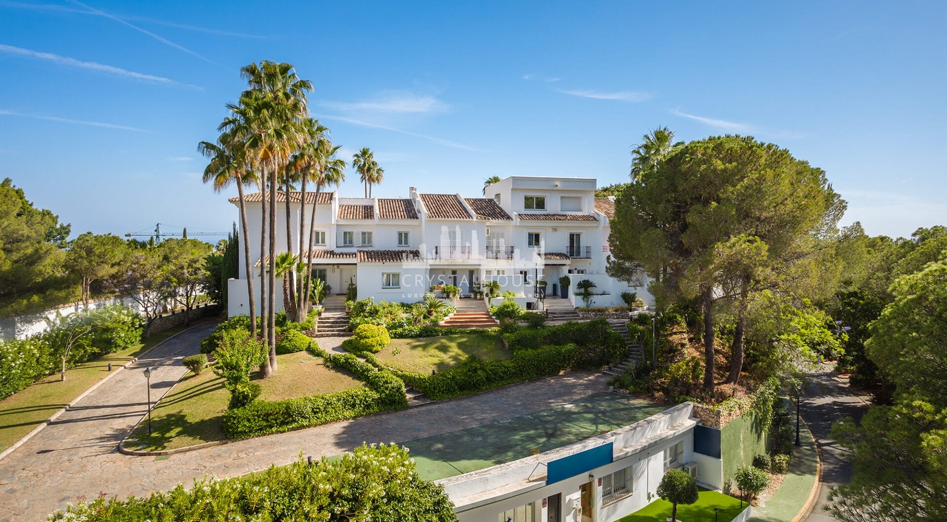 Przestronny dom szeregowy z 4 sypialniami i 4 łazienkami w prestiżowej dzielnicy La Quinta w Benahavís.