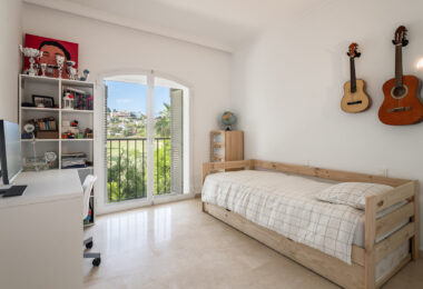 Przestronny dom szeregowy z 4 sypialniami i 4 łazienkami w prestiżowej dzielnicy La Quinta w Benahavís.