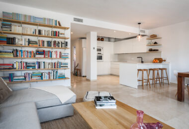 Przestronny dom szeregowy z 4 sypialniami i 4 łazienkami w prestiżowej dzielnicy La Quinta w Benahavís.